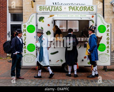 Sompting Dorf Morris Dancers kaufen Snacks aus einer mobilen Food Shop, High Street, Lewes, Sussex, UK Stockfoto