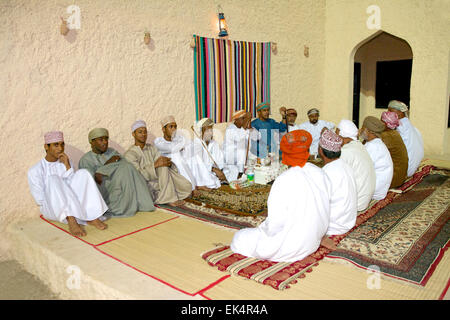 Omanische Männer, Entspannung und Geselligkeit in ihrer Majlis (traditioneller Treffpunkt) in Maskat, in das Sultanat Oman. Stockfoto