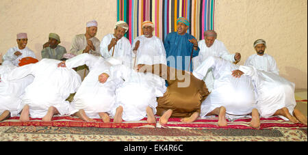 Omanische Männer eine Ritual durchführen, in ihren Majlis (traditioneller Treffpunkt) in Maskat, in das Sultanat Oman. Stockfoto