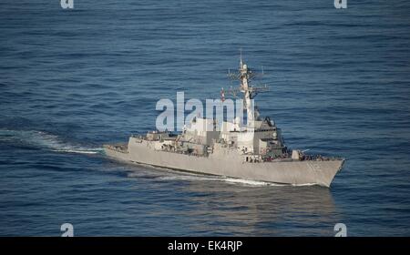 Der uns Marine Arleigh Burke-Klasse geführte Flugkörper Zerstörer USS Michael Murphy im Gange 18. März 2015 in der Philippinensee. Stockfoto