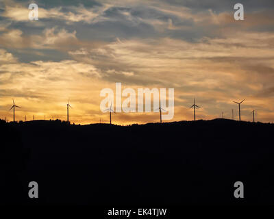 Italien, Kampanien, Salerno, Landschaft, äolisch Energie Turbinen bei Sonnenuntergang Stockfoto