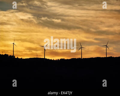 Italien, Kampanien, Salerno, Landschaft, äolisch Energie Turbinen bei Sonnenuntergang Stockfoto