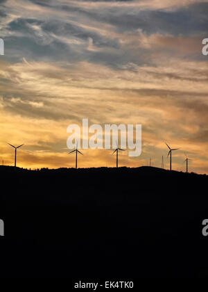 Italien, Kampanien, Salerno, Landschaft, äolisch Energie Turbinen bei Sonnenuntergang Stockfoto