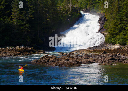 Kajakfahren in Warm Springs Bay, Baranof Island, Tongass National Forest, Alaska. Stockfoto