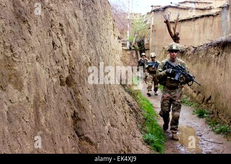 US-Armeesoldaten mit Task Force Eisen, patrouillieren ein Dorf in Bagram Airfield 24. März 2015 in Parwan Provinz, Afghanistan. Stockfoto