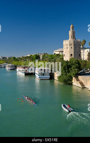 Spanien, Sevilla, Torre del Oro, der goldene Turm cruise Boote und Kanu auf dem Fluss Guadalquivir Stockfoto