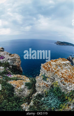 Molise, Tremiti-Inseln, Italien, San Domino Isle, Blick auf die felsige Küste der Insel - FILM Scannen Stockfoto