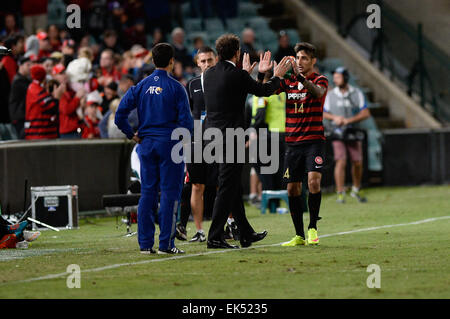 Sydney, Australien. 7. April 2015. AFC Championsleague. Western Sydney Wanderers FC Seoul V. Wanderer nach vorne Kerem Bulut feiert sein Tor mit seinem Trainer Tony Popovic. Bildnachweis: Aktion Plus Sport/Alamy Live-Nachrichten Stockfoto