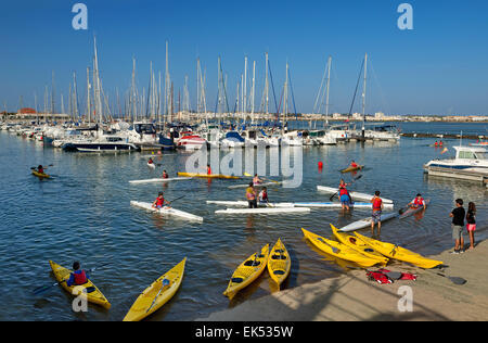 Portugal, der Ost-Algarve, Vila Real de Santo António Marina mit jungen Kanuten Stockfoto