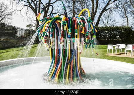 Gartenschlauch Skulptur: Bertrand Lavier Brunnen, Serpentine Sackler Gallery, London, UK. Gartenkunst. Wasser-Knappheit-Konzept. Stockfoto