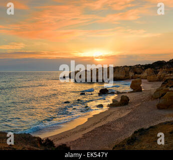 Sonnenuntergang in der Nähe von Albufeira, Algarve, Portugal, im winter Stockfoto