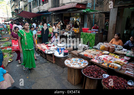 Hindu, muslimischen und buddhistischen Shop Seite an Seite an einer der Yangon viele frische Lebensmittel Märkte Myanmar Stockfoto