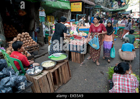 Hindu, muslimischen und buddhistischen Shop Seite an Seite an einer der Yangon viele frische Lebensmittel Märkte Myanmar Stockfoto