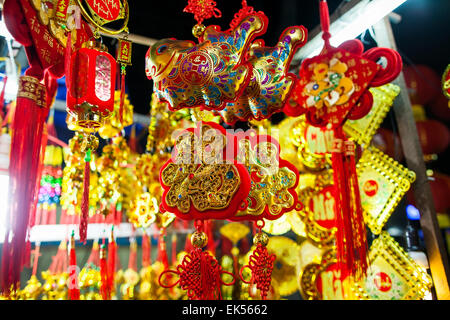 Glücksknoten Chinesisches Neujahr Dekoration in Vietnam in Farben gold und rot Stockfoto