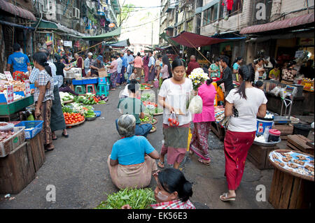 Hindu, muslimischen und buddhistischen Shop Seite an Seite an einer der Yangon viele frische Lebensmittel Märkte Myanmar Stockfoto