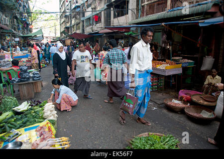 Hindu, muslimischen und buddhistischen Shop Seite an Seite an einer der Yangon viele frische Lebensmittel Märkte Myanmar Stockfoto