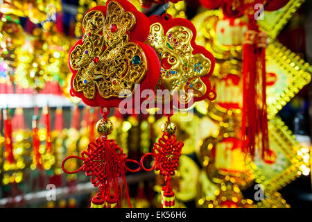 Glücksknoten Chinesisches Neujahr Dekoration in Vietnam in Farben gold und rot Stockfoto