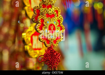 Glücksknoten Chinesisches Neujahr Dekoration in Vietnam in Farben gold und rot Stockfoto