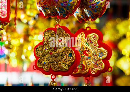 Glücksknoten Chinesisches Neujahr Dekoration in Vietnam in Farben gold und rot Stockfoto