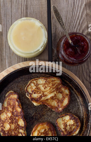 Schuss von Pan mit Pfannkuchen, Marmelade, Honig-Draufsicht Stockfoto