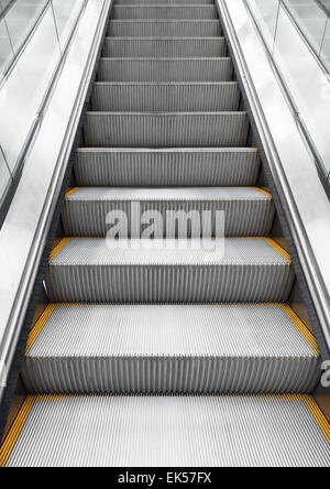 Glänzende Metall Rolltreppe hinauf bewegen, vertikale Foto mit Perspektive-Effekt Stockfoto