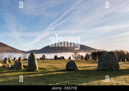 Blencathra und die Menhire von der Castlerigg Stone Circle auf einem Misty Morning Seenplatte Cumbria Stockfoto