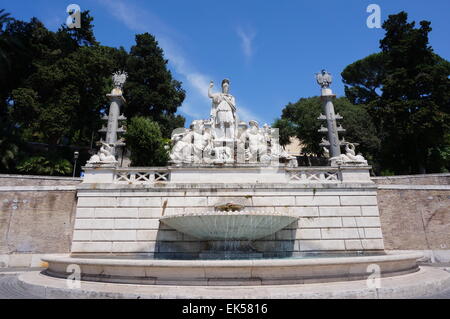 Fontana della Dea Roma auf der Piazza del Popolo, Rom, Italien / der Brunnen der römischen Göttin auf der Piazza del Popolo Stockfoto