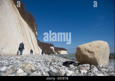 Blick auf die Kreidefelsen im Jasmund National Park in der Nähe von Sassnitz auf der Insel Rügen, Deutschland, 6. April 2015. Touristisches Zentrum des Koenigsstuhl National Park hat eine Warnung auf die Gefahr der Kreide Stücke lose zu brechen. Schwere Regenschauer während der Frühjahrssaison können dazu führen, dass Erosionen der Klippen. Foto: Stefan Sauer/dpa Stockfoto