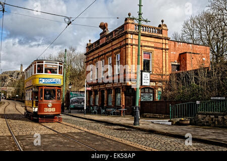 Straßenbahn 399: Leeds 1926 mit Fahrer, Passagiere & Kind mit Blick vom oberen Deck Fenster Stockfoto