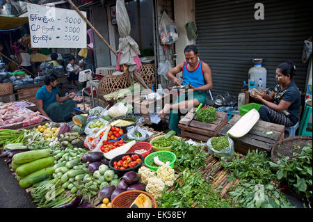 Frisches Gemüse Stall zeigen Vielzahl von Produkten in einer Seitenstraße Yangon Myanmar Stockfoto