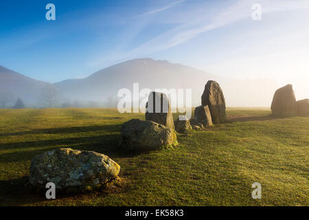 Blencathra und die Menhire von der Castlerigg Stone Circle auf einem Misty Morning Seenplatte Cumbria Stockfoto