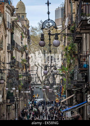 Verziert Straßenlaternen an Gebäuden in Barcelona, Spanien Stockfoto