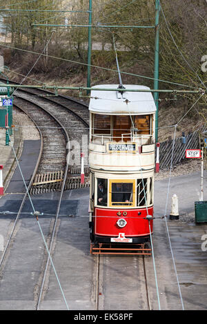 Ein Fahrer unter Anleitung in einer 1926 Blackpool Straßenbahn Stockfoto