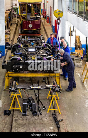 Ingenieure & Freiwilligen wiederherstellen fachmännisch eine Straßenbahn - hier arbeiten auf eine Elektro-mechanische-Drehgestell Stockfoto