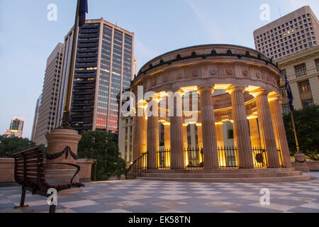 Der ewigen Flamme der Erinnerung sitzt im ANZAC Square in Brisbane, Australien. Stockfoto