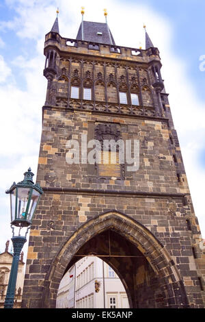 Prag, mittelalterliche Turm am Eingang der Altstadt, nach der Überquerung der Karlsbrücke. Stockfoto