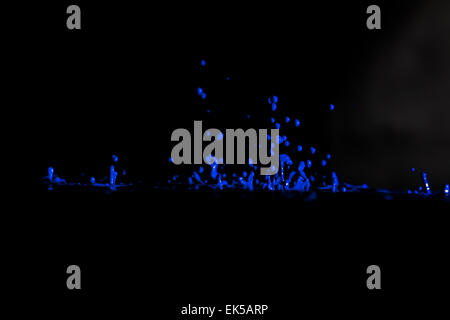 blauer Farbe spritzt Stockfoto