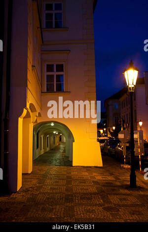 Bezaubernder Blick einer Straße im Stadtzentrum von Prag bei Nacht Stockfoto