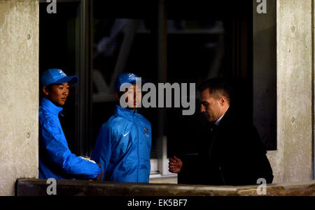 Ibaraki, Japan. 7. April 2015. Fabio Cannavaro (R), Cheftrainer der chinesischen Guangzhou Evergrande, verlässt nach dem Spiel der Gruppe H gegen Japans Kashima Antlers an der 2015 AFC Champions League in Ibaraki, Japan, 7. April 2015. Guangzhou Evergrande verlor 1: 2. Bildnachweis: Liu Dawei/Xinhua/Alamy Live-Nachrichten Stockfoto