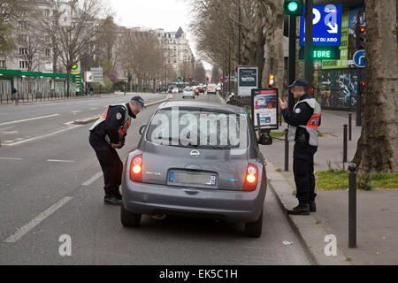 Paris, alternative Verkehr Polizeikontrolle, ungerade Platten der Registry nur autorisierte Stockfoto