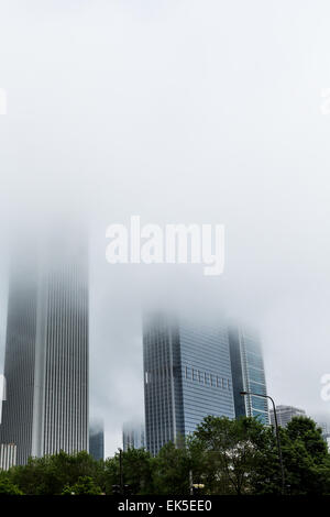 Chicago Bürotürme in einem dichten Nebel steigt Stockfoto