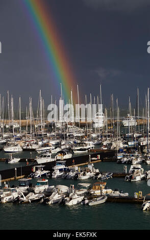 Italien, Sizilien, Mittelmeer, Marina di Ragusa - 27. März 2014: Ansicht von Luxus Yachten in der Marina mit einem Regenbogen in der cl Stockfoto