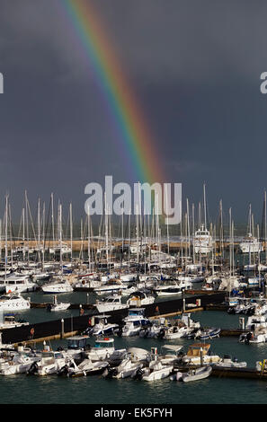 Italien, Sizilien, Mittelmeer, Marina di Ragusa - 27. März 2014: Ansicht von Luxus Yachten in der Marina mit einem Regenbogen in der cl Stockfoto