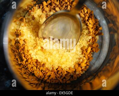 Brauner Zucker und Kaffee in einer Glasschale hautnah Stockfoto