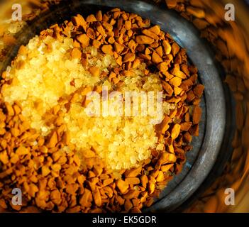 Brauner Zucker und Kaffee in einer Glasschale hautnah Stockfoto