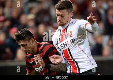 Sydney, Australien. 7. April 2015. AFC Championsleague. Western Sydney Wanderers vs. FC Seoul. Seoul Mittelfeldspieler Osmar Barba und Wanderers nach vorne Kerem Bulut in Aktion. Das Spiel endete mit einem 1: 1-Unentschieden. Bildnachweis: Aktion Plus Sport/Alamy Live-Nachrichten Stockfoto