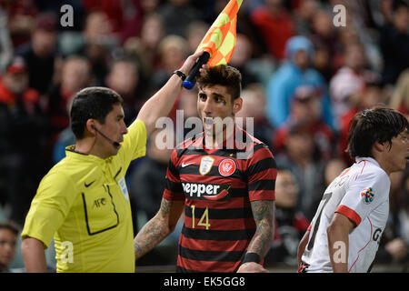 Sydney, Australien. 7. April 2015. AFC Championsleague. Western Sydney Wanderers vs. FC Seoul. Wanderer nach vorne Kerem Bulut bestreitet einen Anruf. Das Spiel endete mit einem 1: 1-Unentschieden. Bildnachweis: Aktion Plus Sport/Alamy Live-Nachrichten Stockfoto