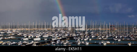 Italien, Sizilien, Mittelmeer, Marina di Ragusa - 27. März 2014: Ansicht von Luxus Yachten in der Marina mit einem Regenbogen in der cl Stockfoto