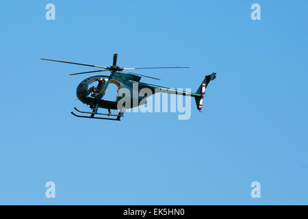 Ein Hubschrauber in der Luft Stockfoto