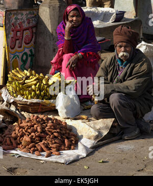 Indien, Delhi, indische paar Bananen in einem lokalen Markt verkaufen Stockfoto